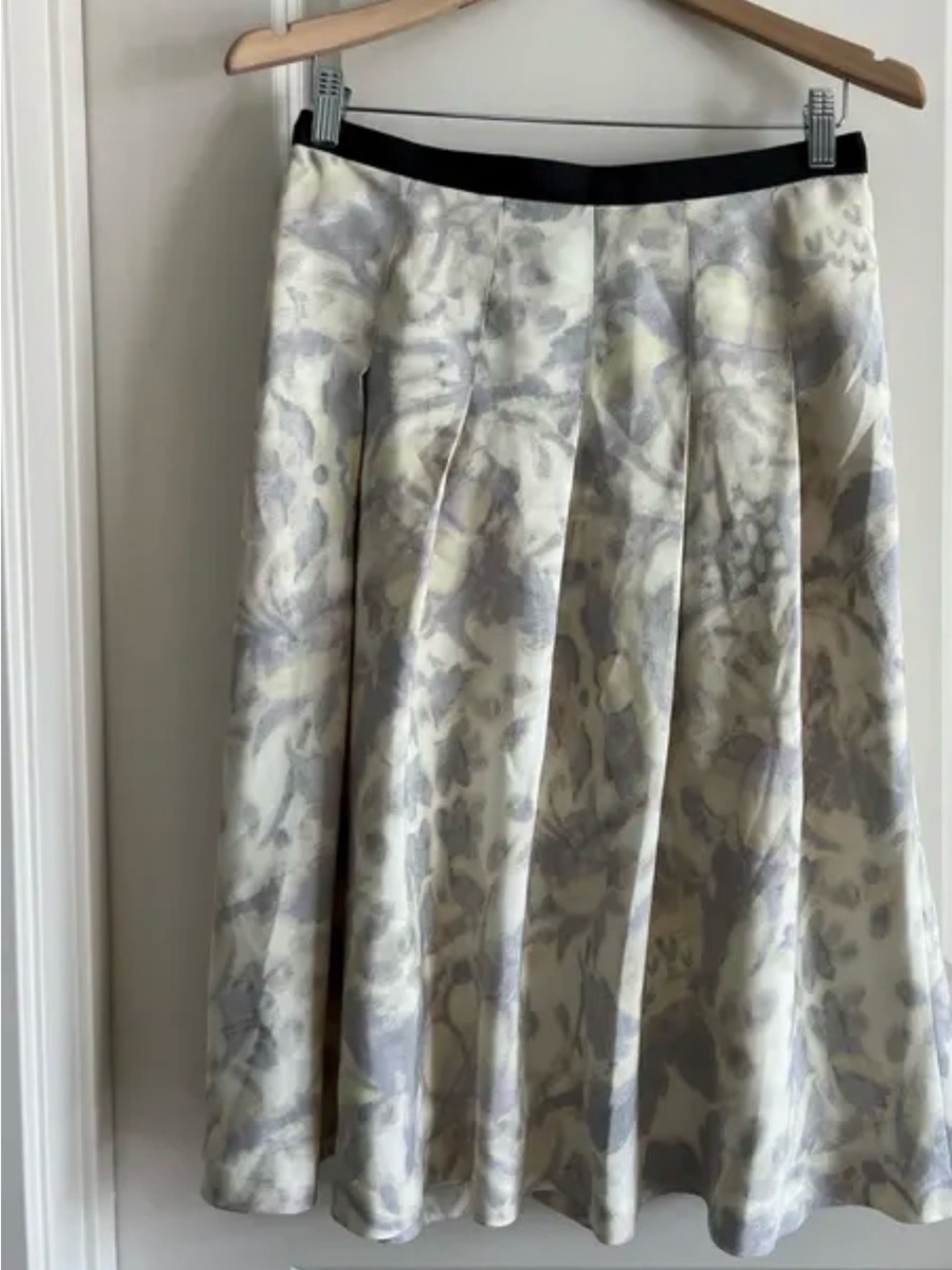 Anne Klein Floral A-Line Skirt in Gray and Cream with Black Waistband